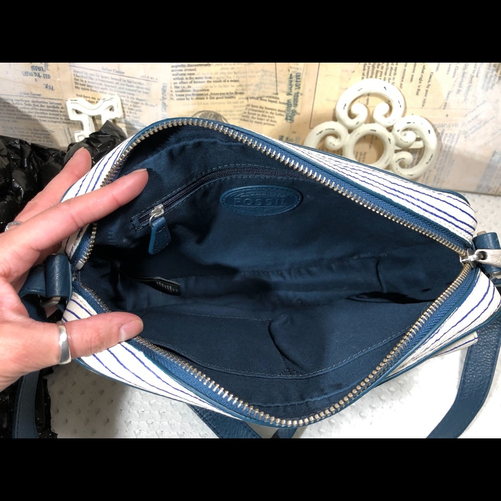 🎉 Fossil Riley Camera Crossbody - Picture 11 of 16